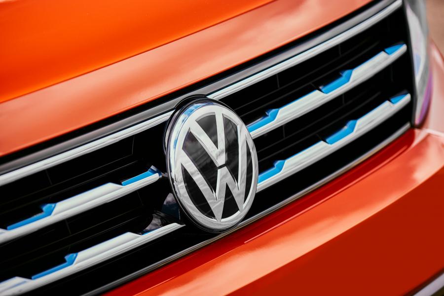 Логотип Volkswagen Tiguan S 2017 года  (NA) (фото 15 из 20)